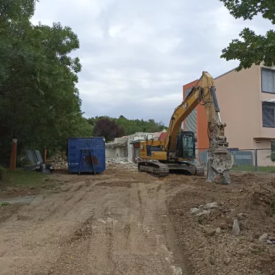 Demolice staré budovy mateřské školy je téměř dokončena